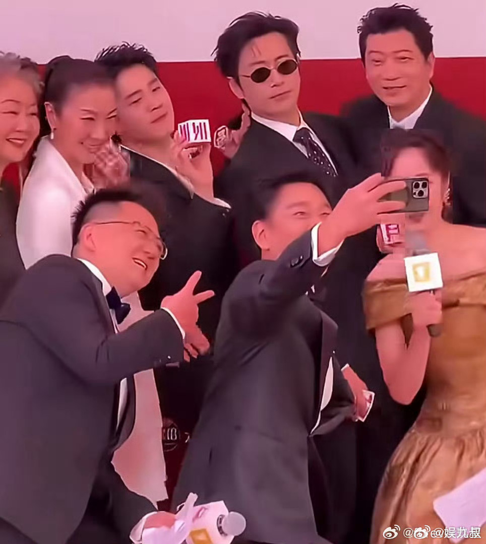 杨紫琼也逃不过合照狂魔王耀庆上影节红毯氛围感被王耀庆稳稳拿捏，就连杨紫琼都难逃他