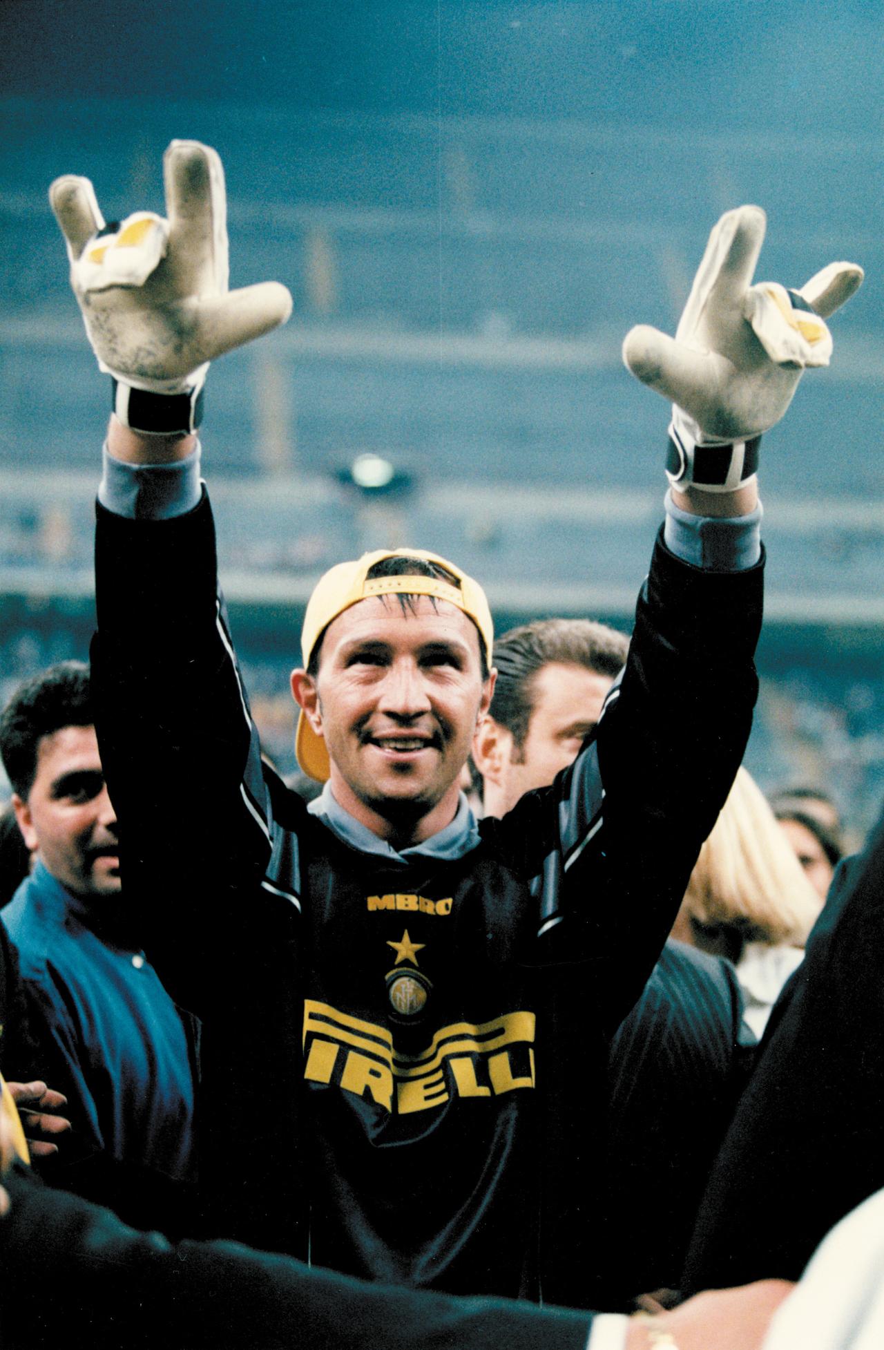 今天，是蓝黑军团超级门将曾加的生日，让我们为他送出真挚祝福！