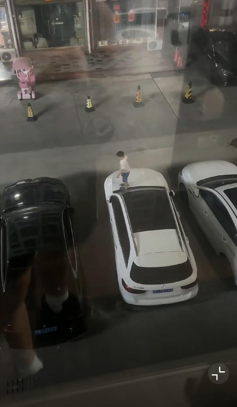 要是他从哪辆车上摔下来，家长不会起诉车主吧？[酷拽]小孩骑车事故 全责车主 家长
