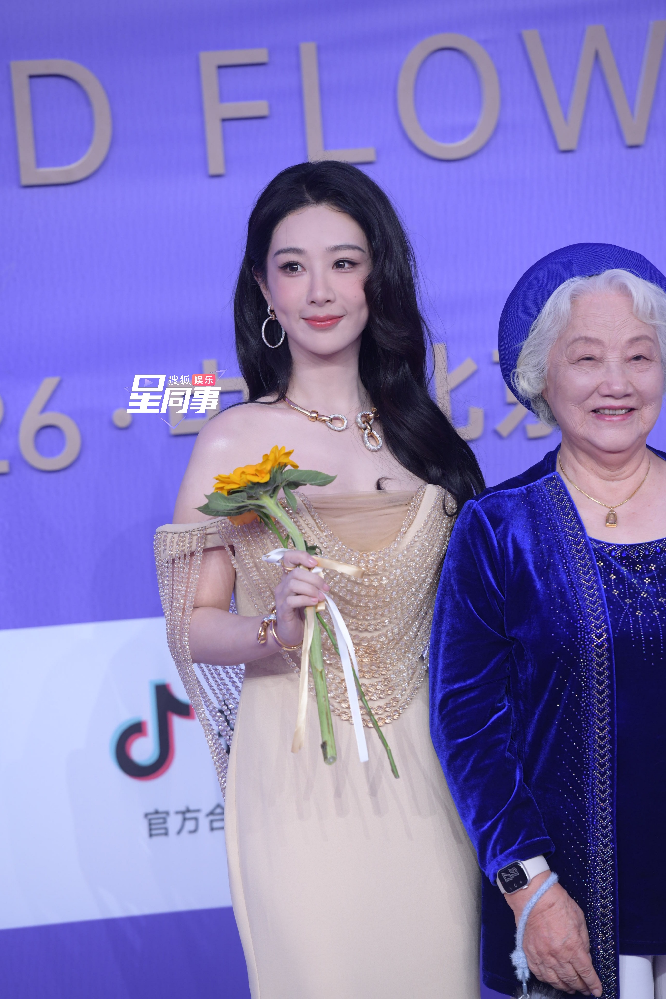 百花奖红毯 生图掉落完全月桂女神降临！紫妹太温柔啦！ 百花奖闭幕式节目单  百花