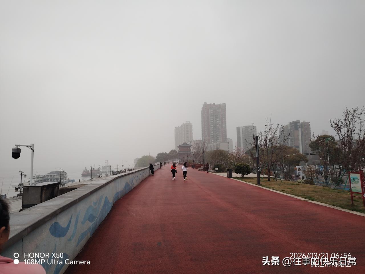 长江岸边晨练“上头条聊CBA”