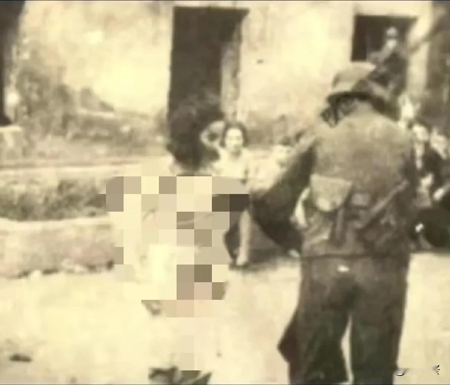 令人睚眦欲裂的一幕！
1937年，南京街头，日本士兵在光天化日之下侮辱妇女，他们