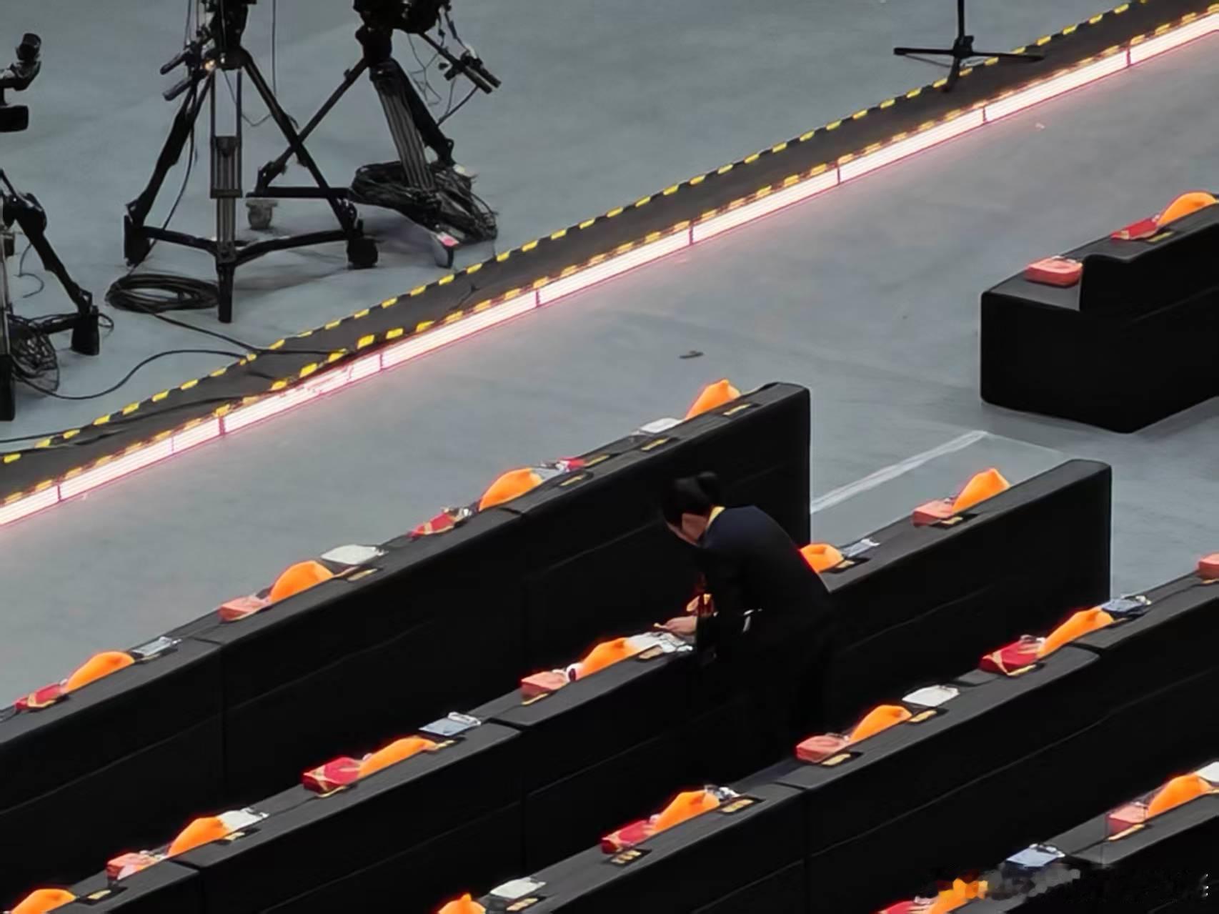 肖战出图好帅啊！尖叫声在哪里！巨星即将登场，闪耀微博之夜！今天座位在那个桌啊 