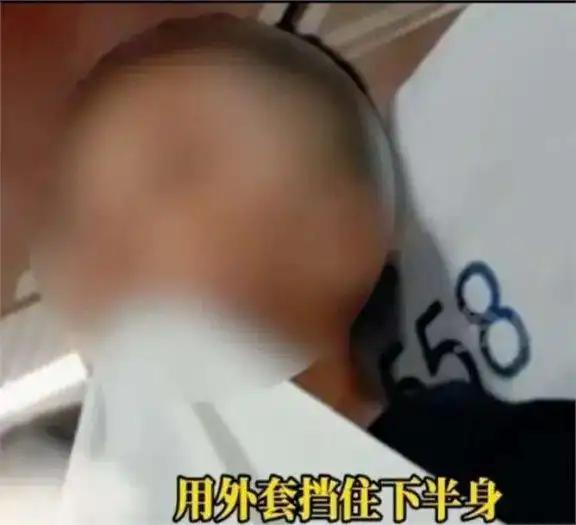 “恶心透了！”浙江女子在船上休息，隔壁座动静很大，她扭头查看，一名男子用白布挡住