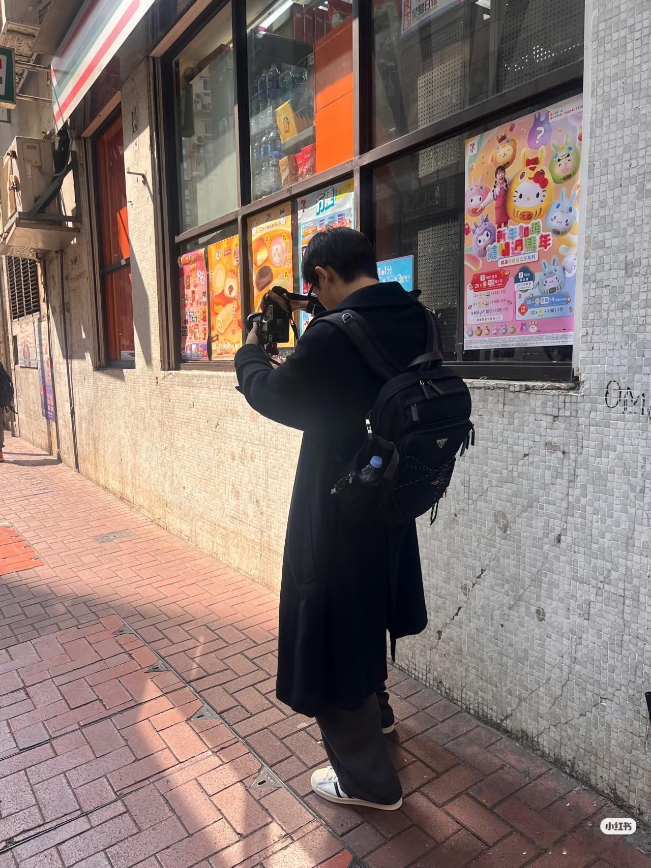 prada代言人李现 果然扫街去了 