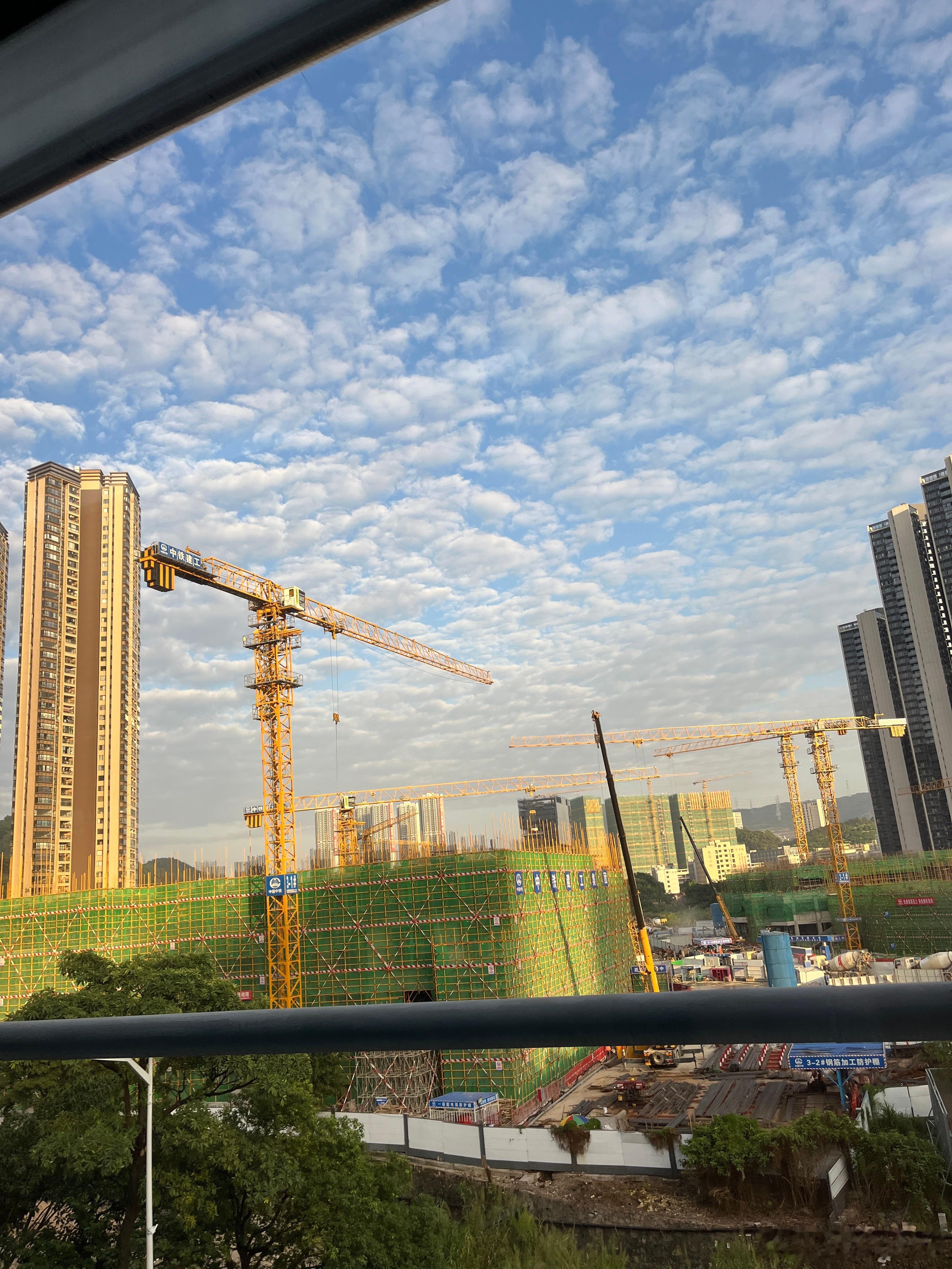 回到家了，一出地铁站，就看到美丽的云彩，像鱼鳞片一样，真好看。哇！金光闪闪。 