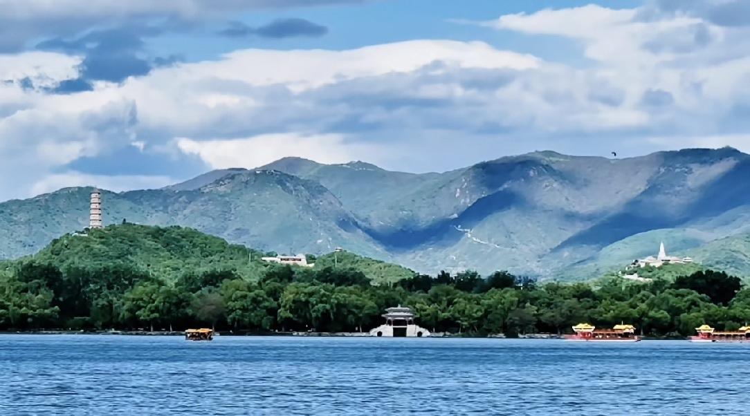 您见过三色分层的玉泉山吗？
玉泉山的三色层次真是大自然的妙笔！青绿的山林、赭红的