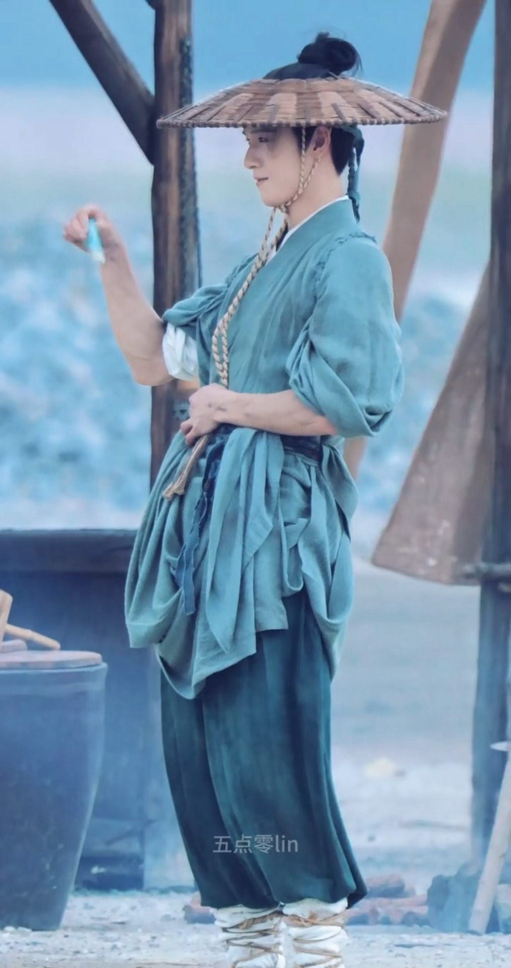小妹妹就这样被李昀锐举高高抱在怀里，然后扒拉礼服找糖吃……行，等我小了的[流鼻血