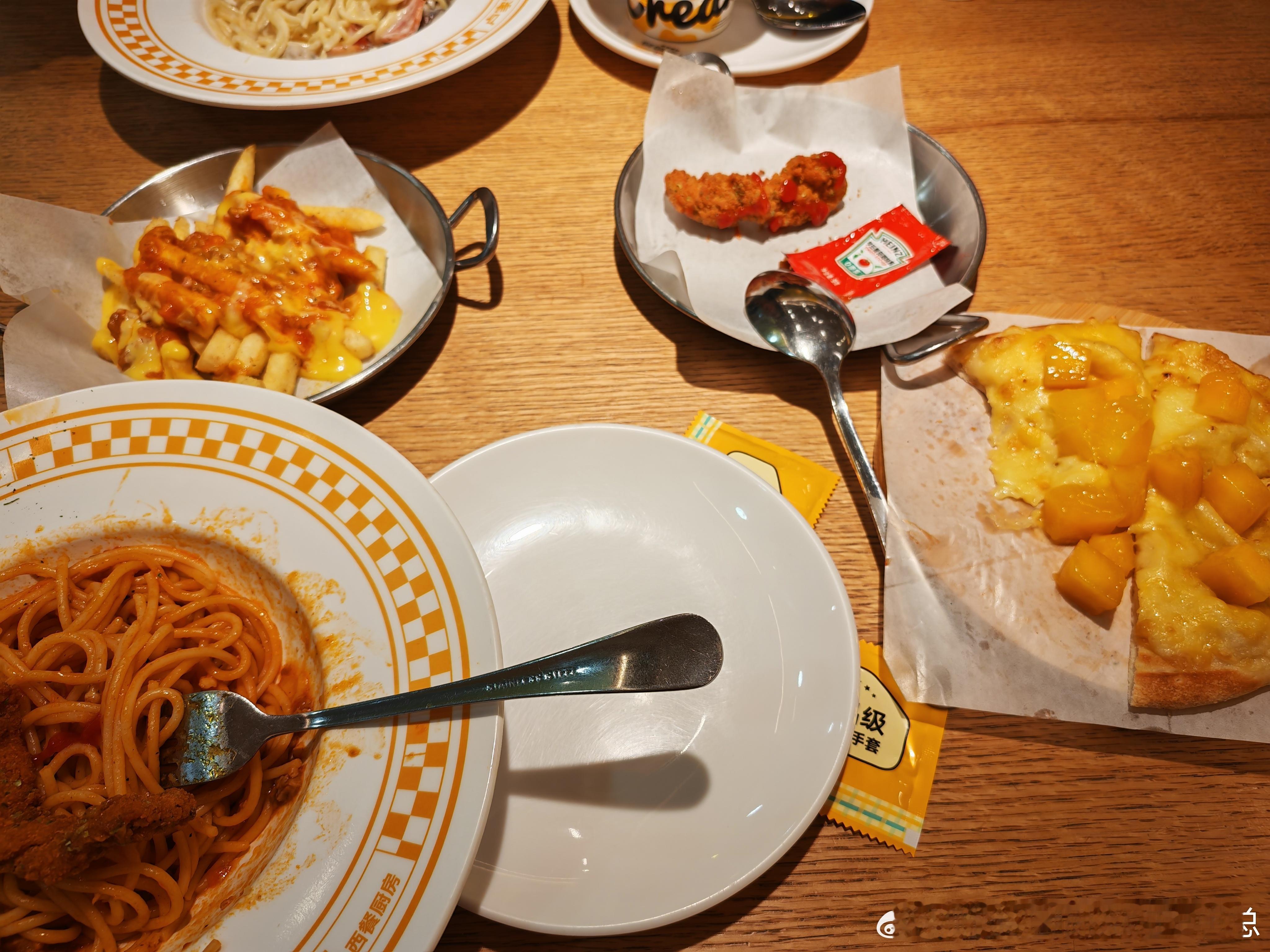 今天下午老婆和闺蜜出门了，就剩我和娃在家。带她去邻居家看完小狗，小家伙就凑到我耳