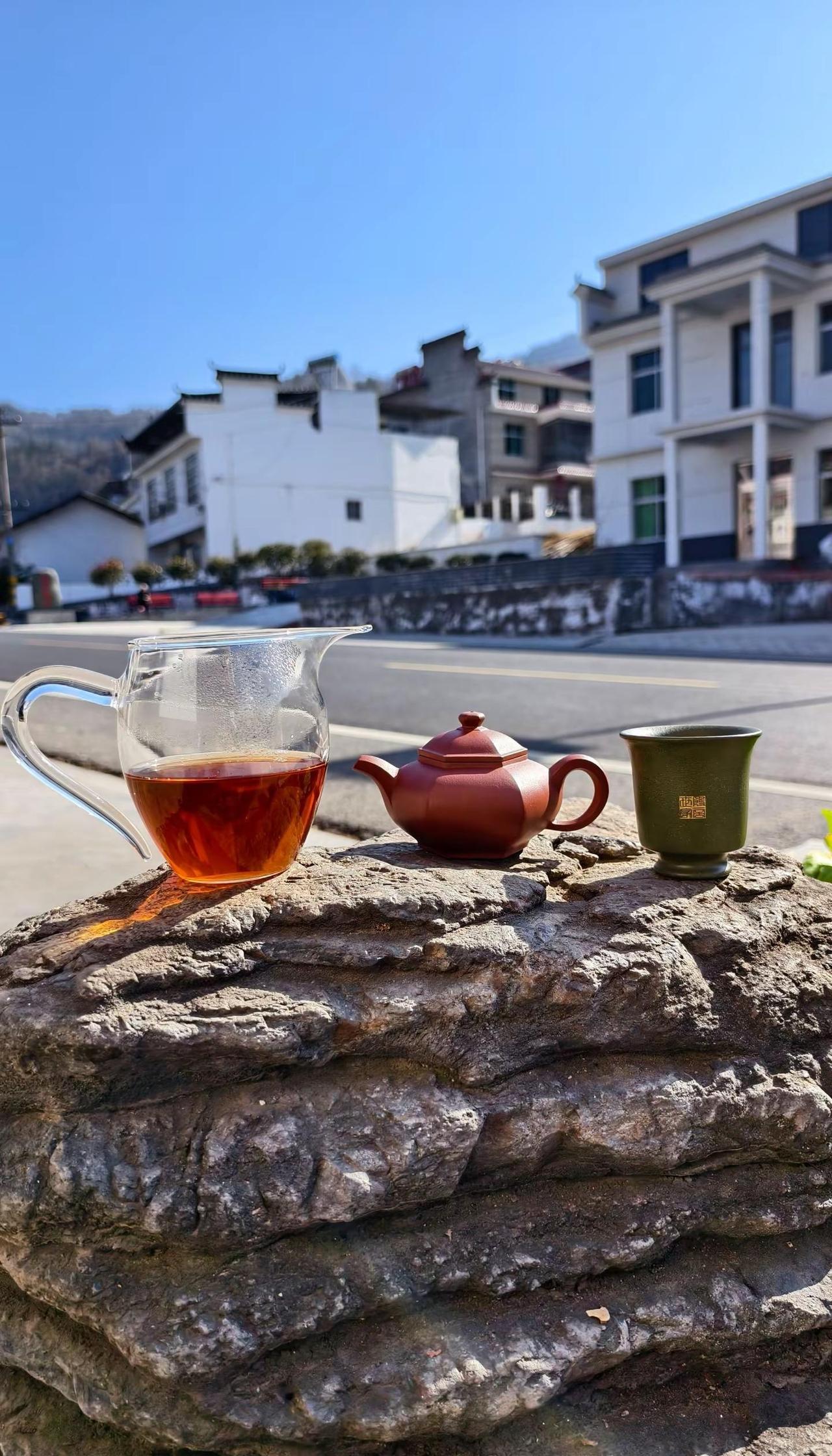 闲坐庭院，泡一壶好茶。微风拂面，阳光洒落。慢品生活的滋味，静听时光流淌。这一刻，