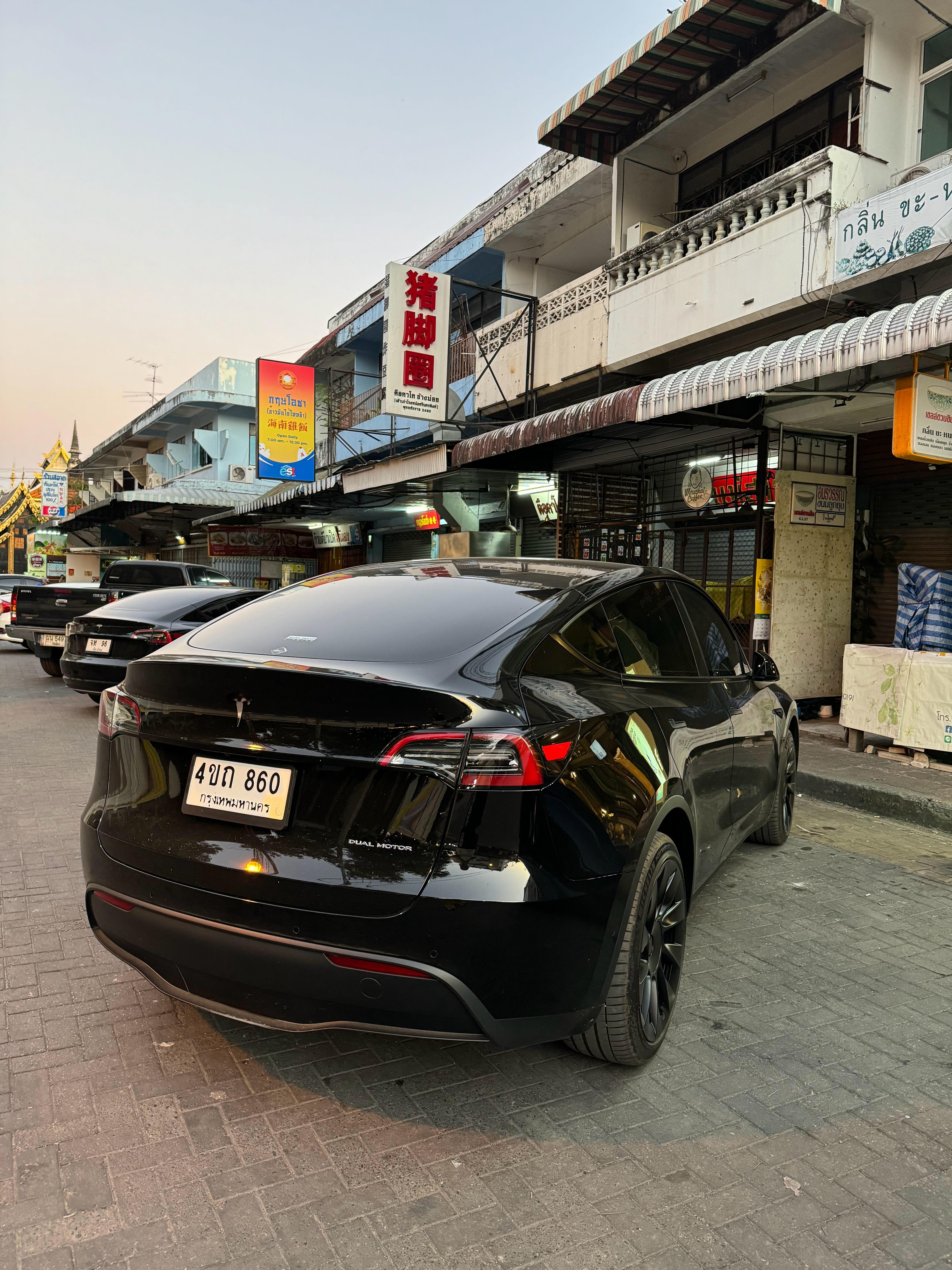 来清迈三天，终于看到特斯拉了，一台 model 3 一台 model y，不过貌