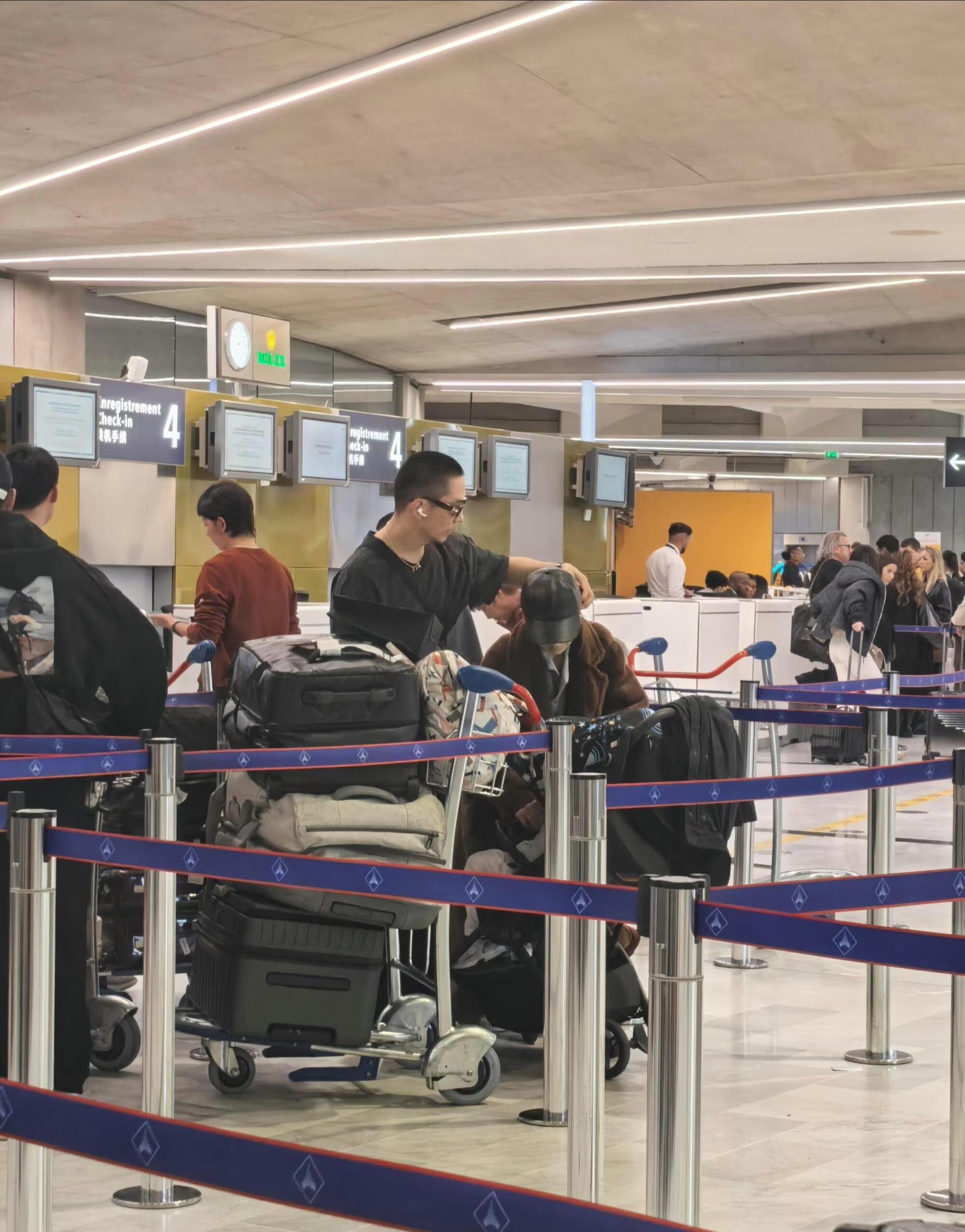 戚薇说自己不会催婚不好笑就露宿街头 谁懂啊戚薇说“让孩子自己认识婚姻本质”的时候