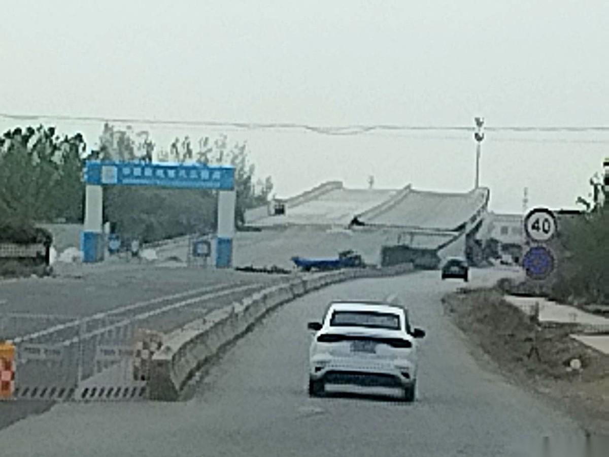 油门踩下去，车轮只滚了半圈，又死死刹住。
前面红色的刹车灯，一片连着一片，像条不