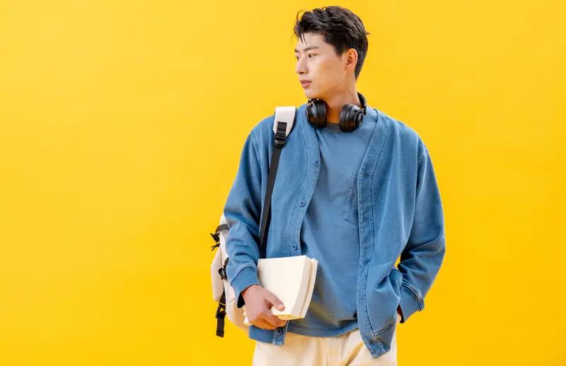 我认为，当今社会上，一个人最为可贵的品格当属责任感。因为，责任感意味着对自身的言