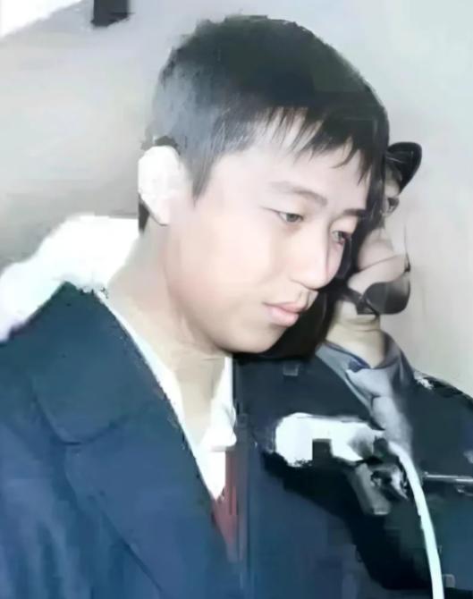 2001年的天津，19岁的李旭拿着抢劫来的五十万当天就买了价值两千多块的摩托罗拉