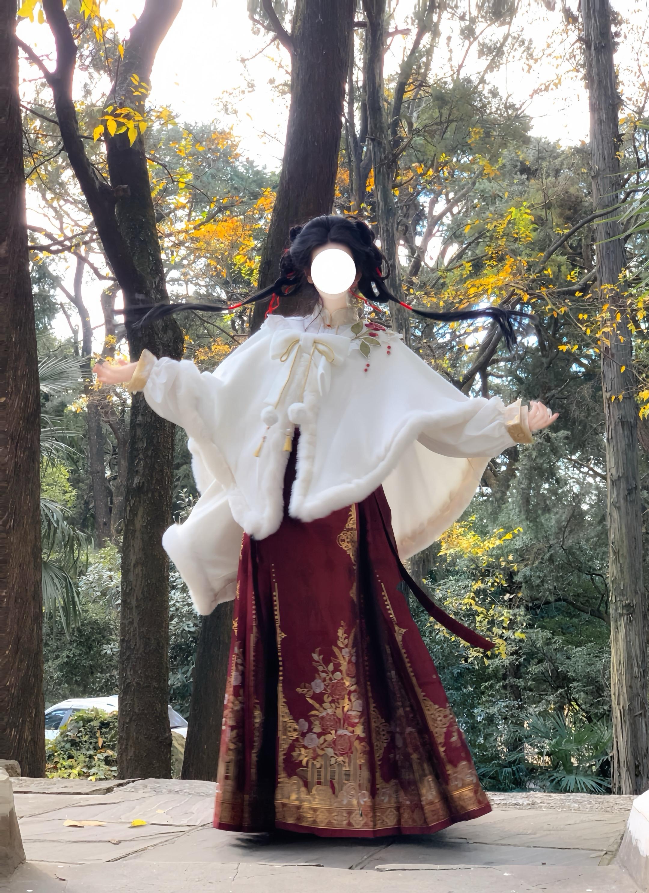 穿这套过年好像也不错耶。