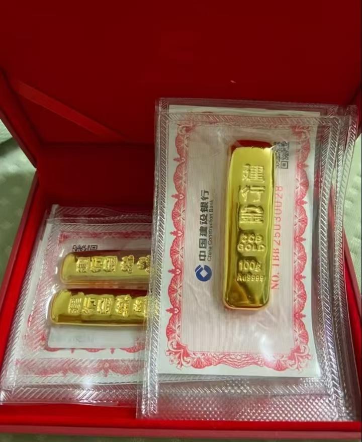 持有大量黄金的人，估计现在脸都要笑烂了吧。

10月29日，黄金价格又有新动静了