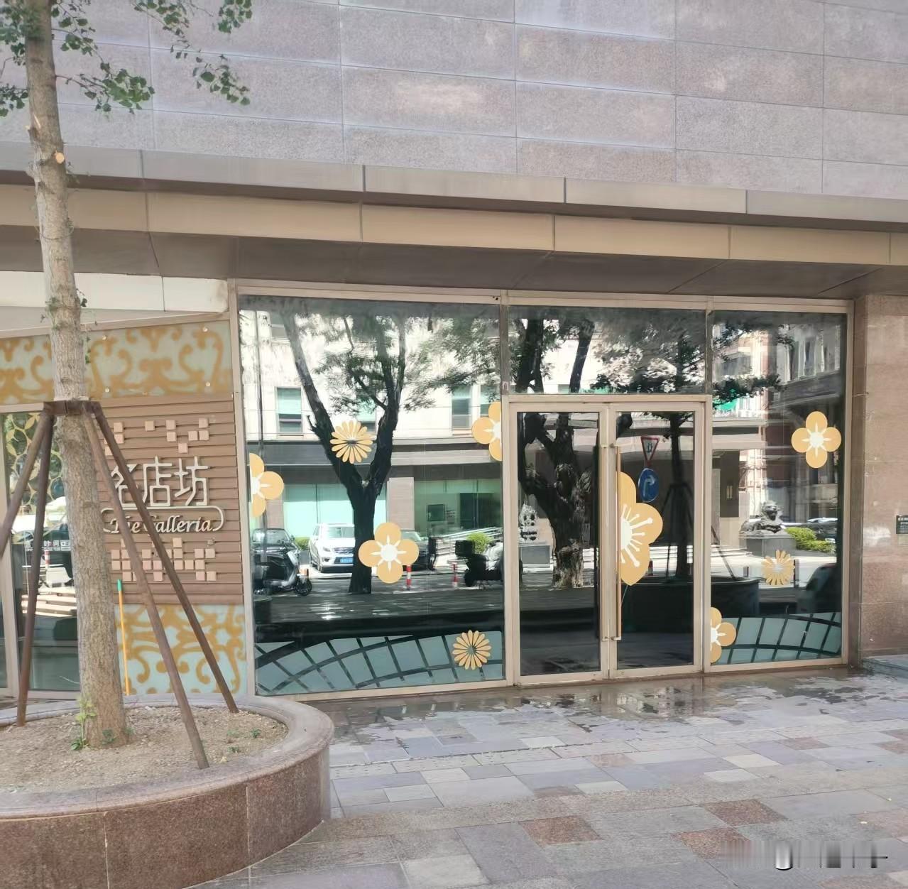 新世界酒名泷名店坊玻璃擦得锃亮！

刚才路过这里，看到新世界酒店名泷物业员工正在