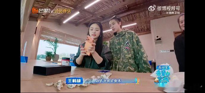 沈月亲手给客人准备礼物爱上沈月轻轻松松，沈月亲手为顾客准备礼物，细节满满～亲爱的