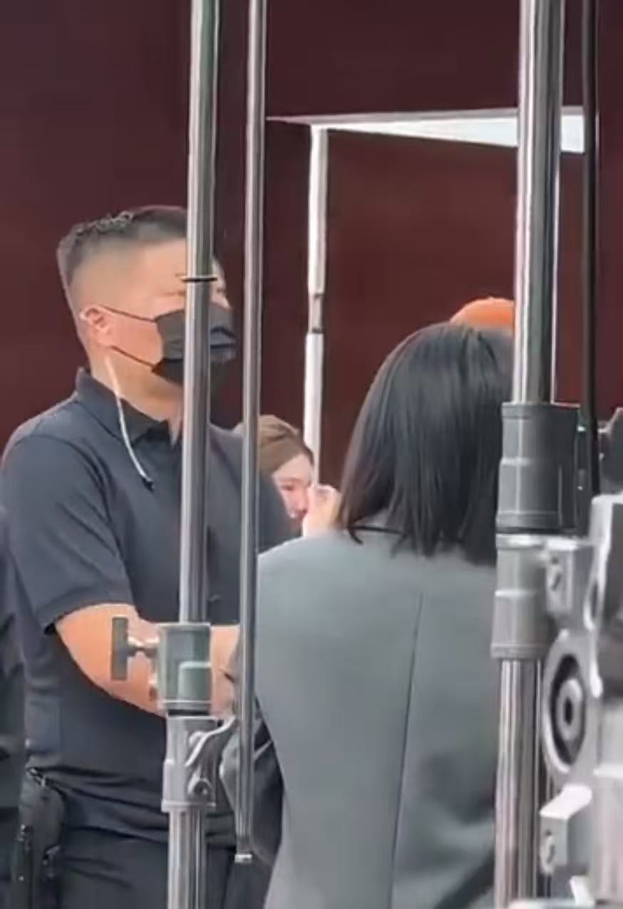 赵露和粉丝聊天哭了赵露思在后台和粉丝边聊天边哭了赵露思在后台和粉丝边聊天边哭了，