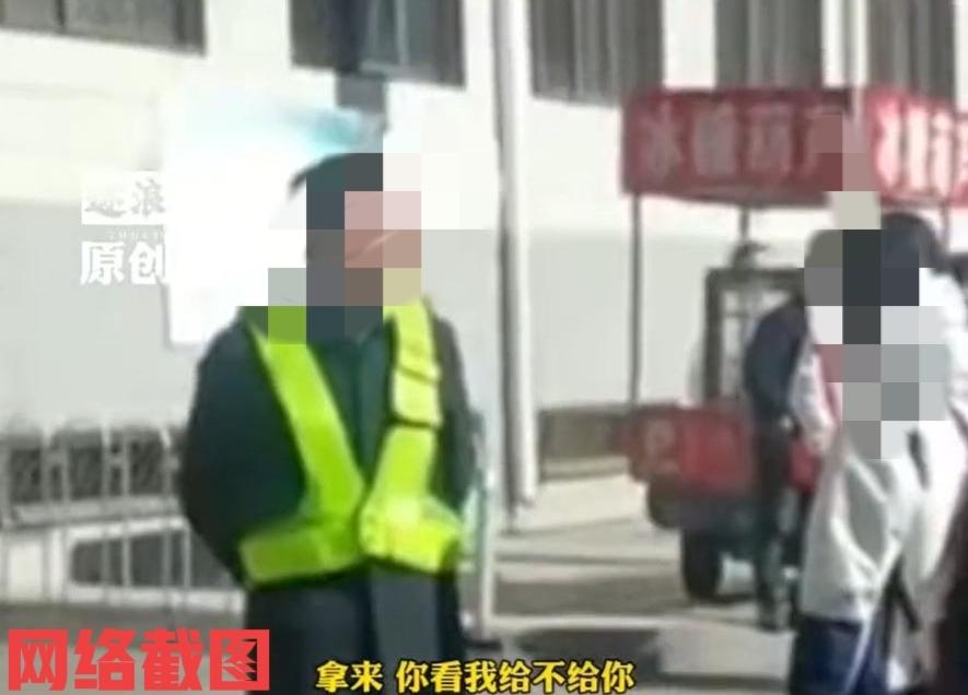 山西大同有个女生。

在自己学校门口买了根淀粉肠。

这应该不是什么事，却被学校