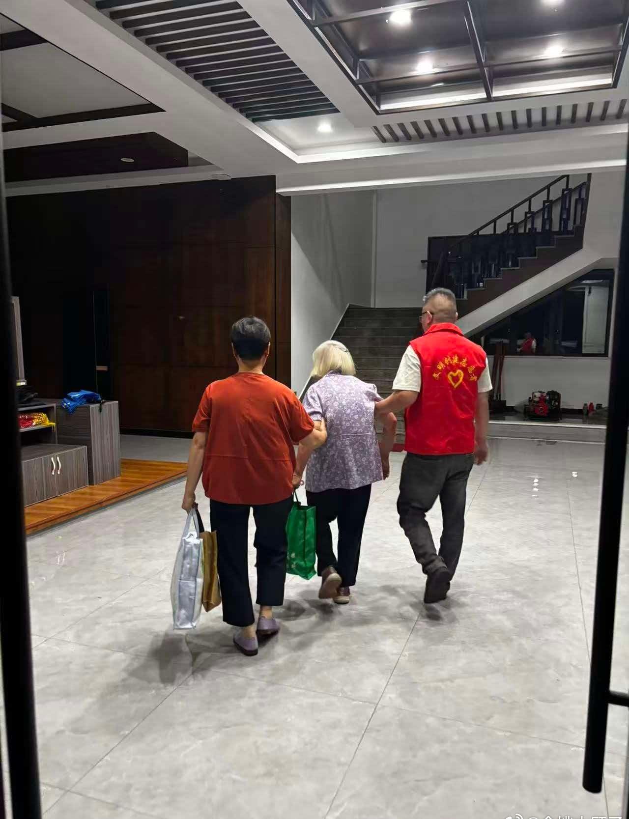 防御台风巴威余姚在行动为应对台风强降雨引发的小流域山洪风险，陆埠镇石门村组织志愿