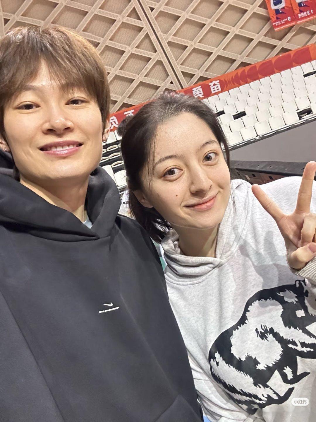 杨力维杨力维2025-2026赛季wcba联赛 在新疆比赛期间合照姐姐 