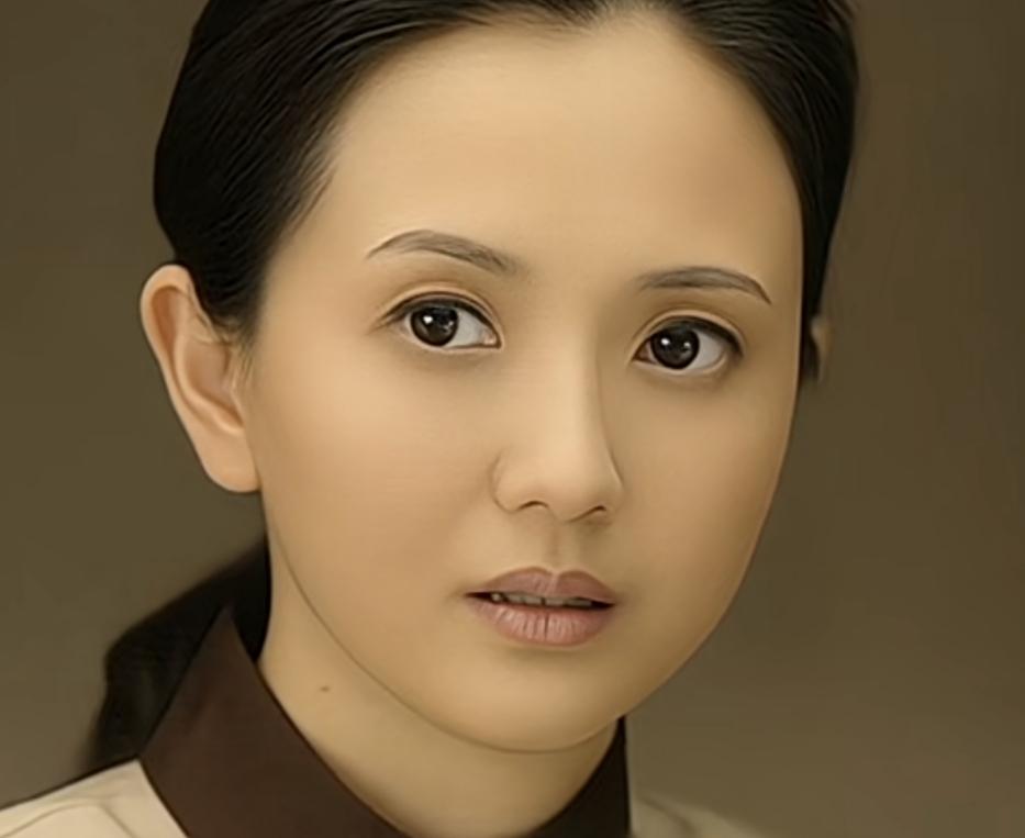 女清洁工只是在，
打扫卫生时抬头看了一眼，
却发现包厢里最有钱的那个男人 ，正是