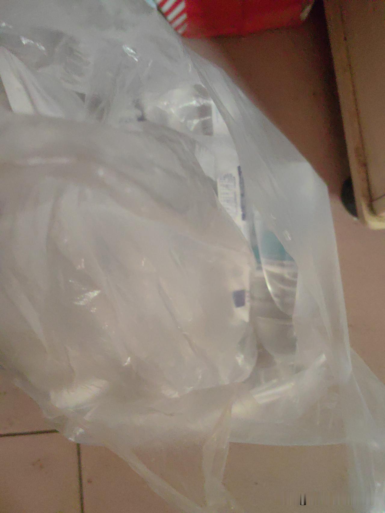 瘫痪十一年的老公因为膀胱感染住院治疗了十一天，就前几天刚出了院，今天尿管里就又有