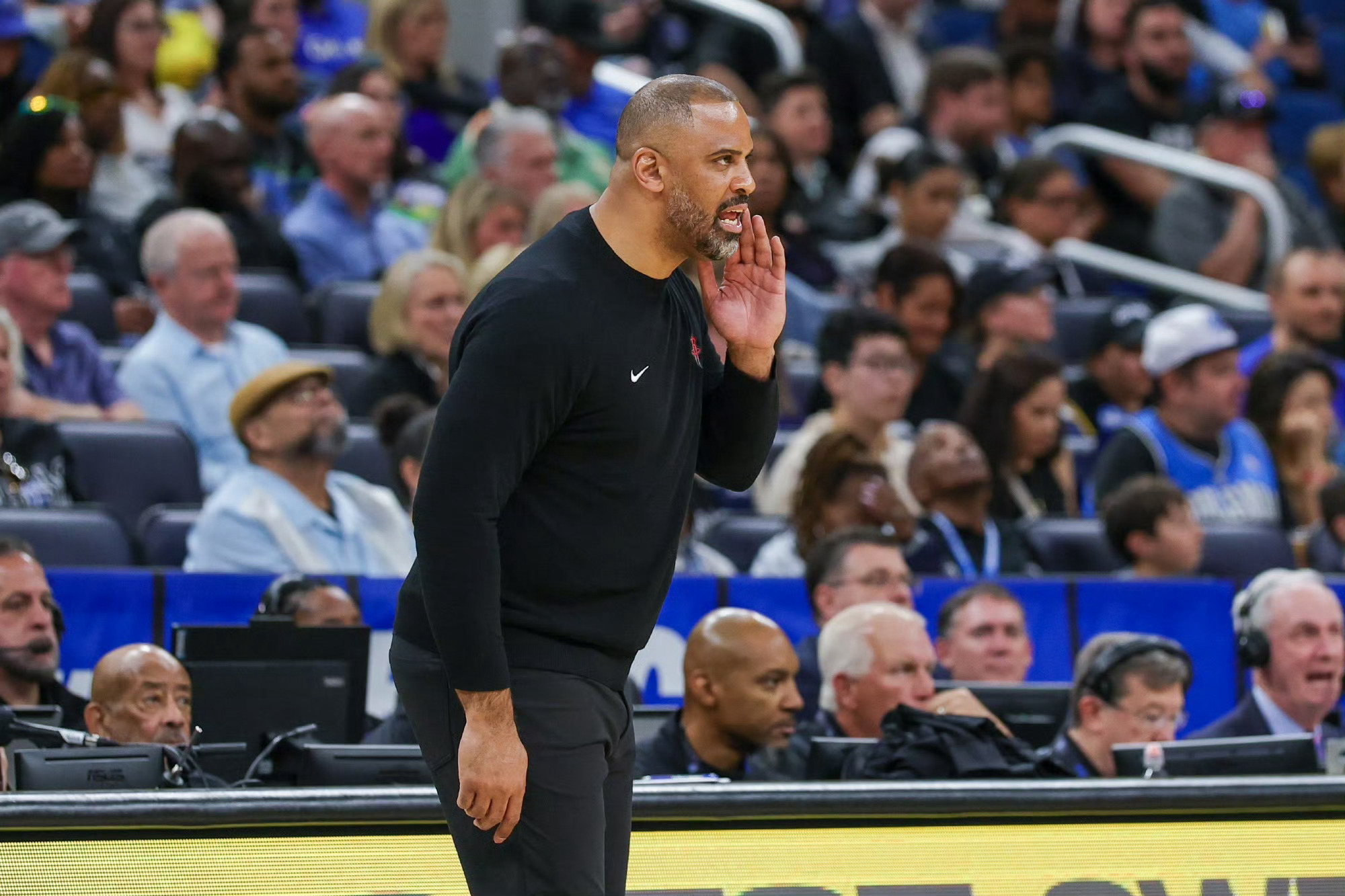 火箭队记Kelly Iko：“这真是一场奇怪的篮球比赛。火箭抢下了23个进攻篮板