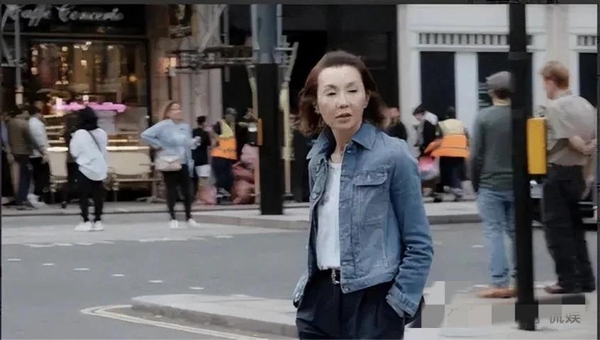 张曼玉在英国过得挺低调的，有次在街上被拍到，看起来就像个普通的小老太太，不过穿得