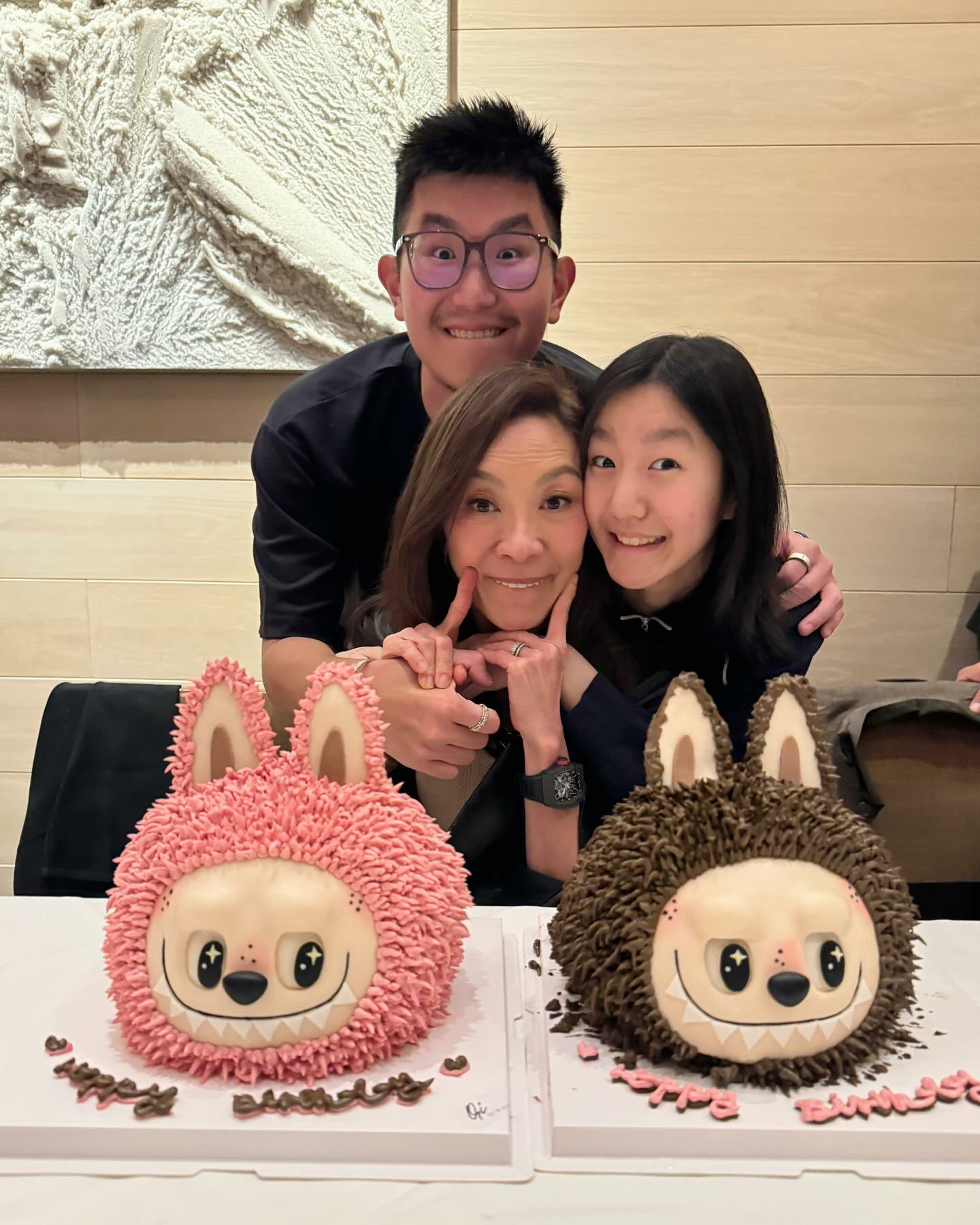 杨紫琼曝光63岁生日新照！这巨大的labubu蛋糕很抢镜！[酷][么么哒][蛋糕
