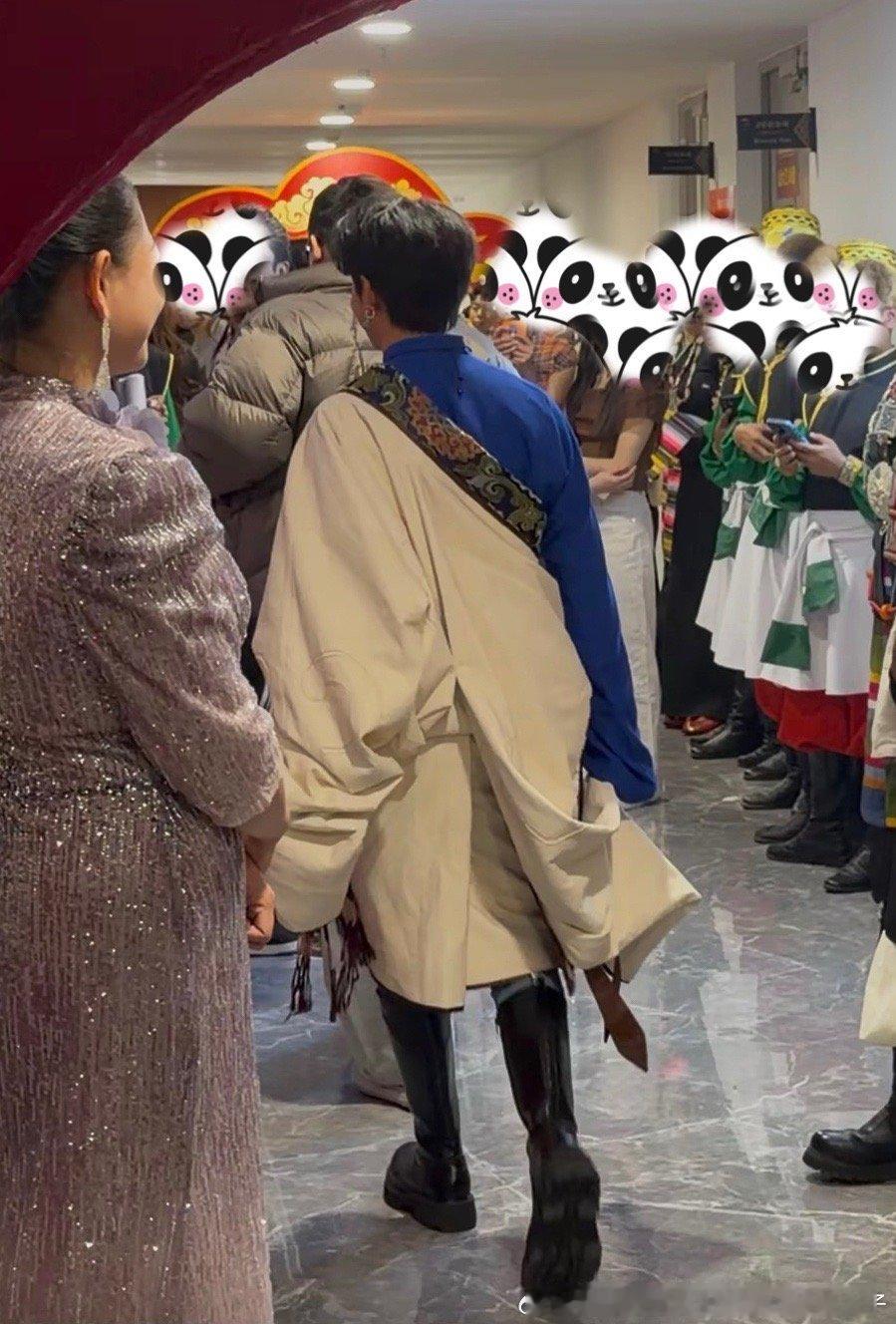 丁真微博king和queen ✨真藏时光 是连一个简单背影都充满氛围感的雪山王子