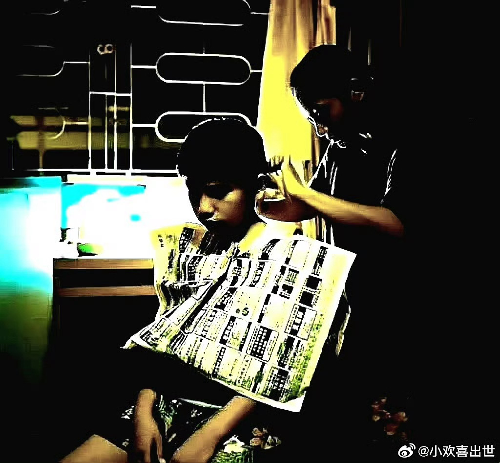 新加坡青年导演陈哲艺作品《爸妈不在家》中饰演家乐的许家乐与安吉拉 芭雅妮饰演的泰