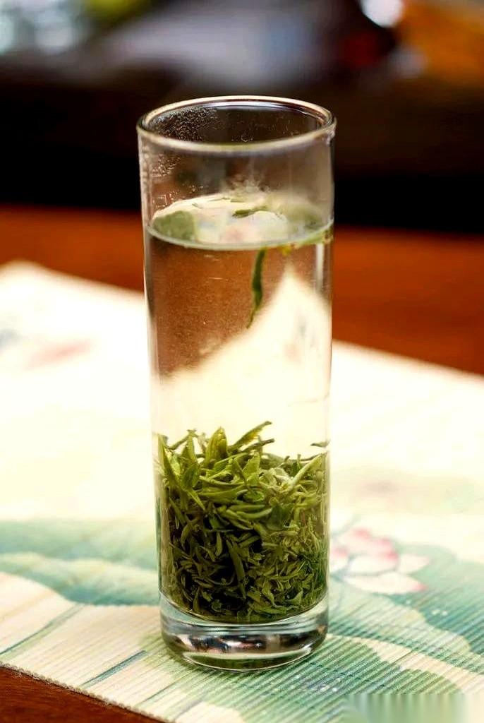 一个提包拎茶杯的小伙，突然急匆匆冲上主席台。
全场都愣了。
只见他把一个保温杯端