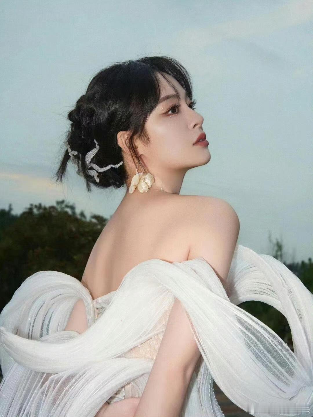 李莎旻子 好多人啊 李莎旻子脱口而出“好多人啊”，这梗一抛，欢乐就来了！标志性的