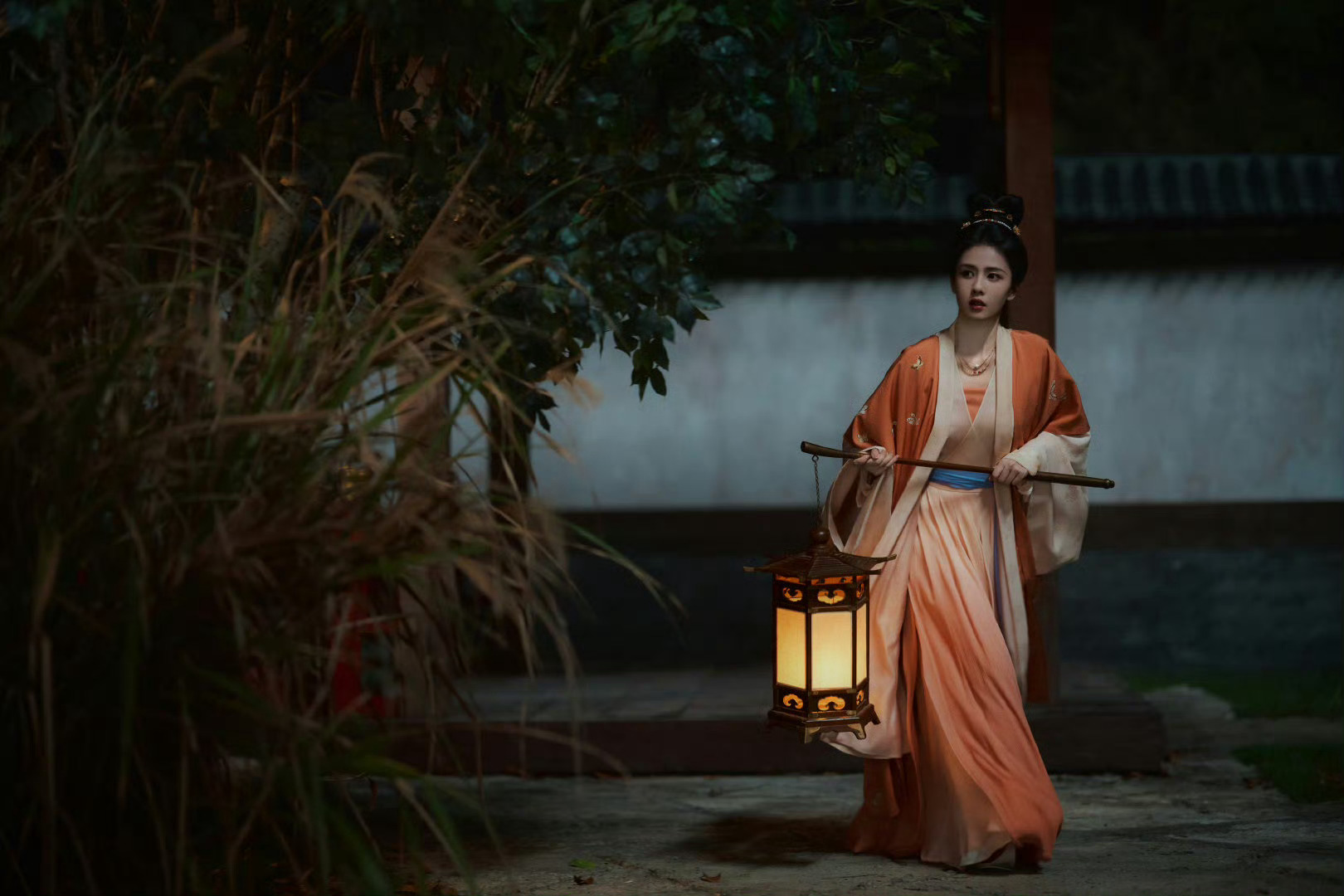 莫离  🩵白鹿叶璃 🩵白鹿莫离﻿ “你比满天星辰更加闪耀璀璨，胜过皎洁的明月