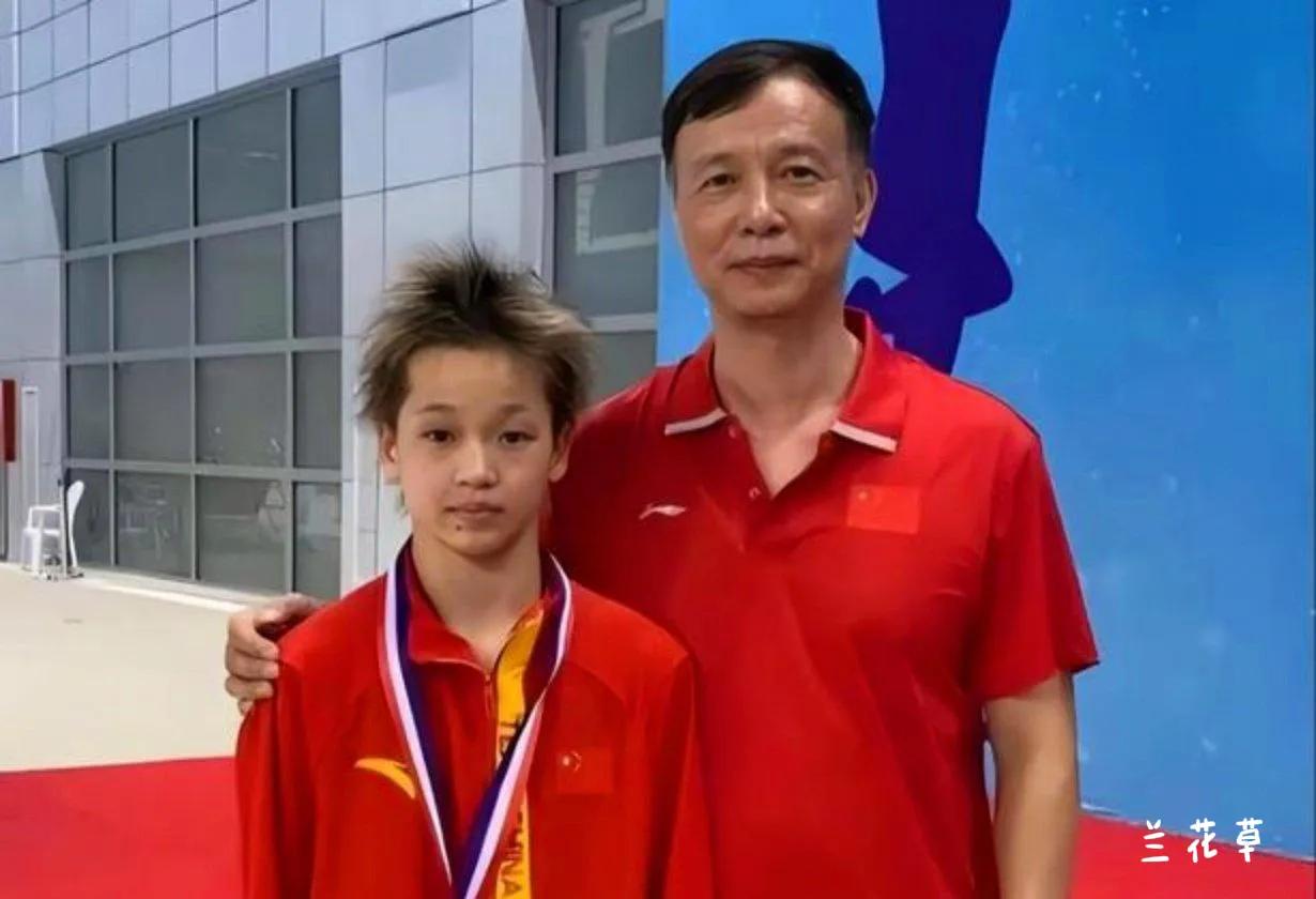 最温馨莫过于这对师徒俩。
何威仪教练视婵宝如女儿，宠溺的眼神暖到婵宝的心窝里。