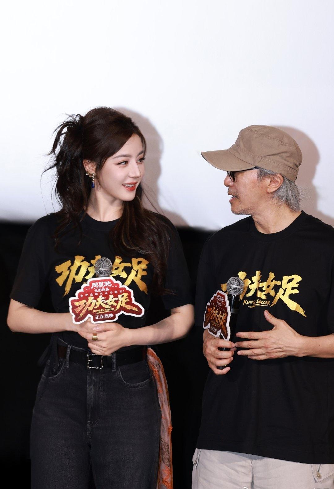 迪丽热巴好美啊，即使身着简单的T恤仅仅看脸就把我迷晕啦～和周星驰导演也好有默契，