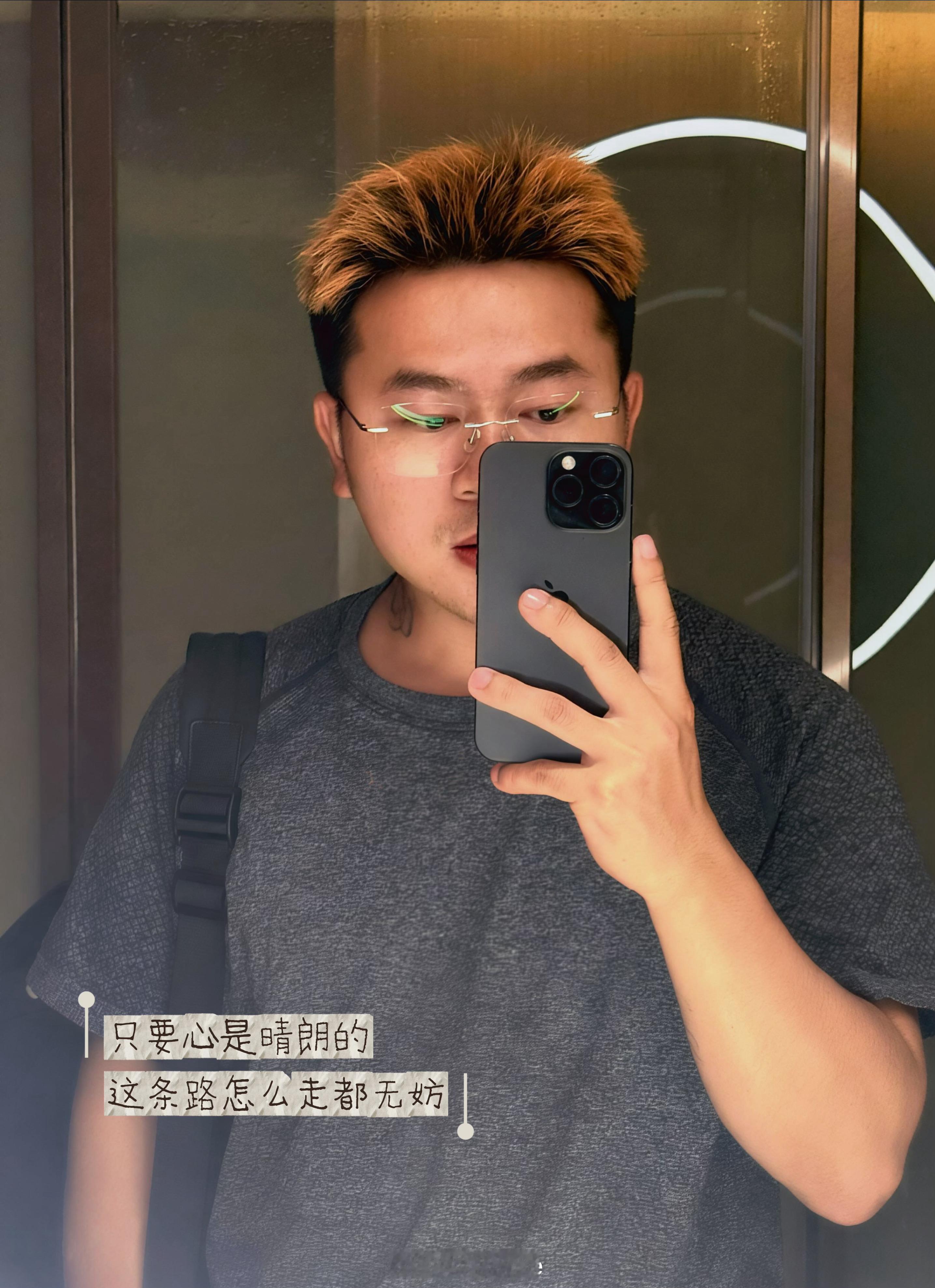 文谈 | 月亮不知道它照的是谁。张华在读书 它照过张若虚的春江，照过李白的酒杯，