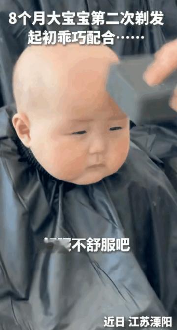 理发师手艺太狠，小宝宝“光头”造型出炉！脑袋圆润又饱满，看着像个精美的大卤蛋。爸
