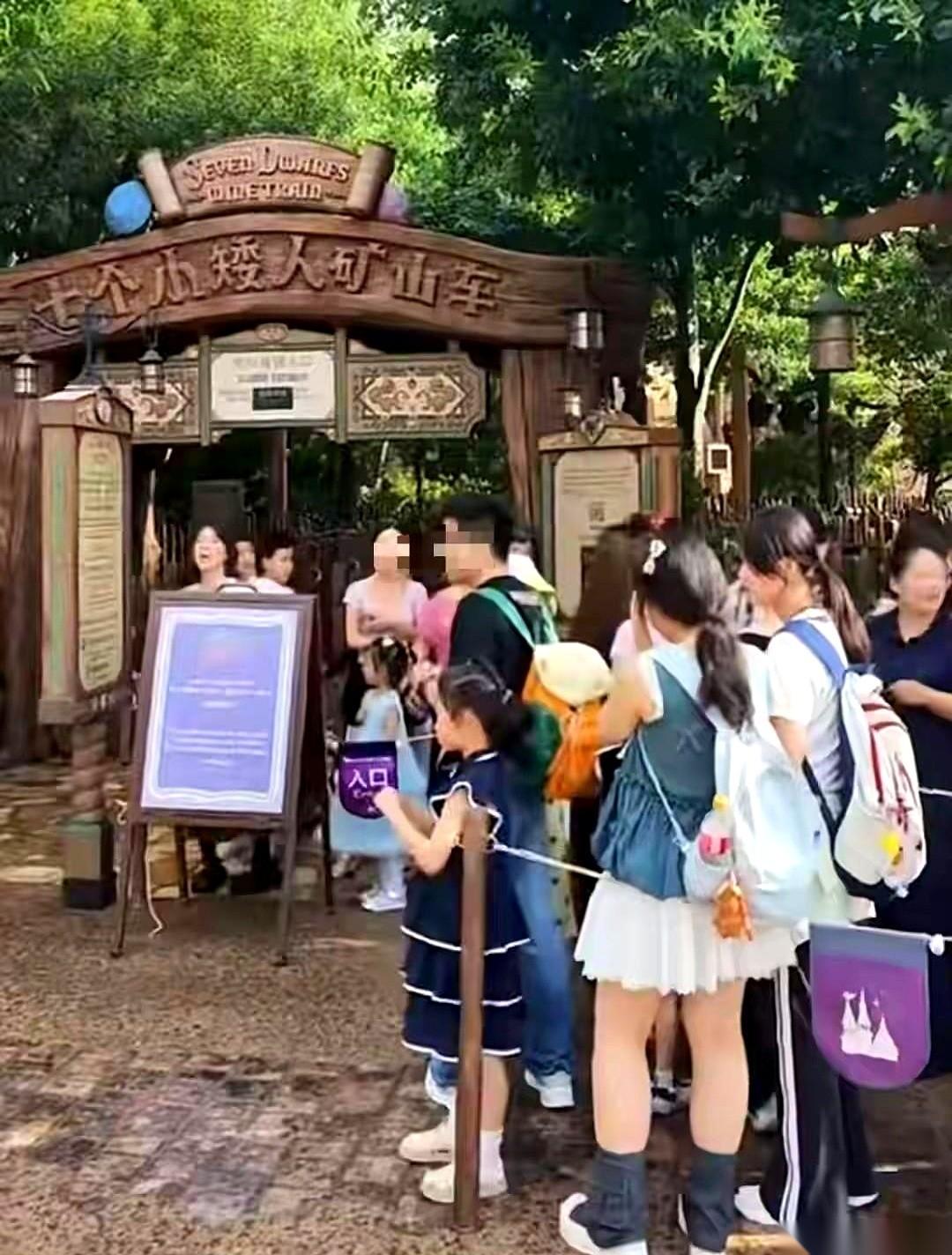 有人给迪士尼支了个“绝招”：彻底把乐园里的铁栏杆拆了，全面取消线下排队。
进园后