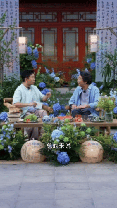 刘震云说杨迪你开玩笑还少吗 杨迪问刘震云开玩笑的度把握的行吗围坐木桌闲话日常，杨