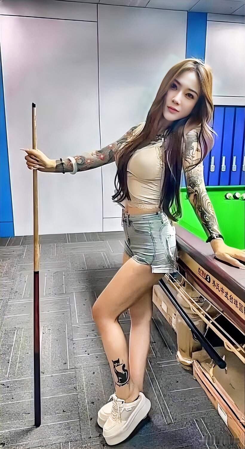 台球美女👩🏻‍🦰，酷炫刺绣，轻松一杆，尽显魅力！🎱💃🔥气质不错，就是