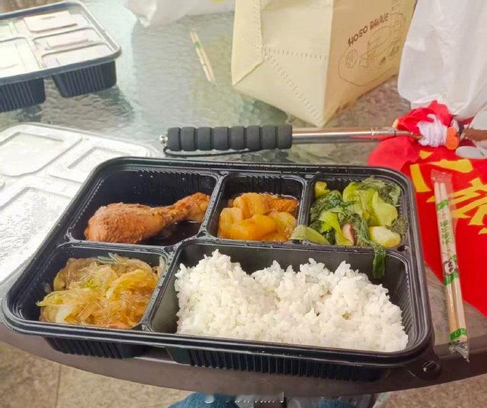 【教育局回应学生研学时疑食物中毒：目前信访办正在处理此事】学生研学时疑食物中毒家