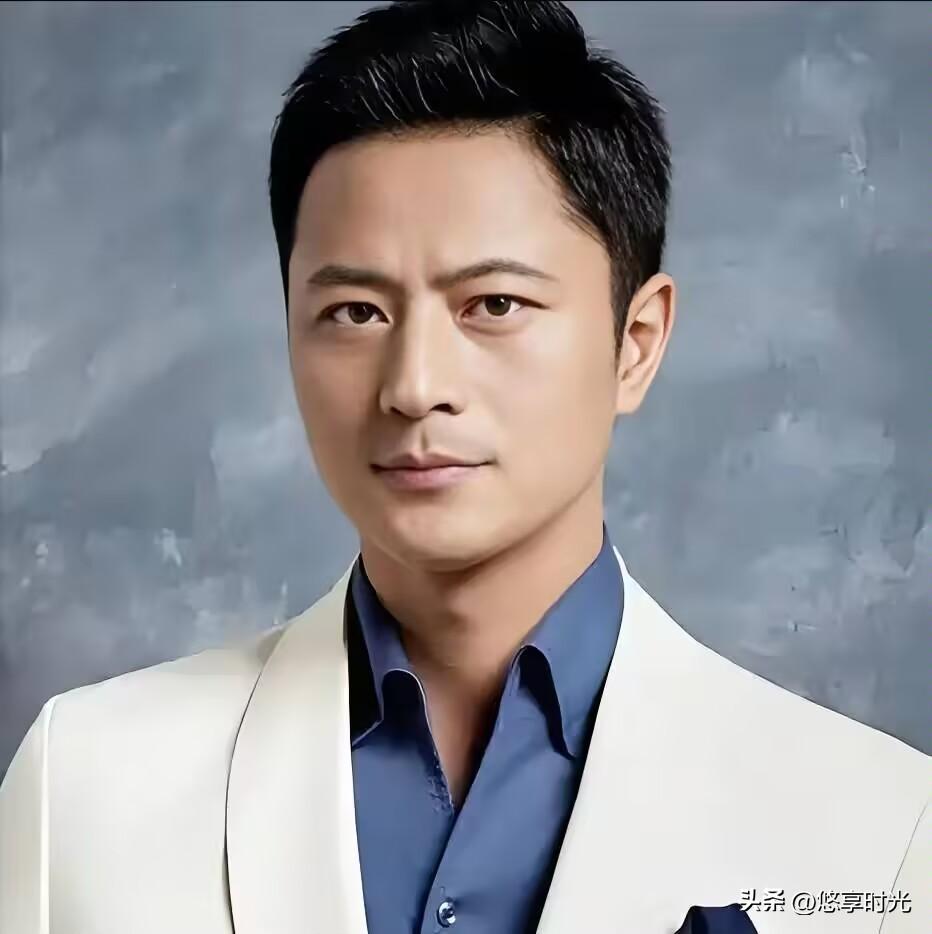 大家还记得这位男演员吗？
​他今年49岁，土生土长浙江仙居人，1米80的个头，身