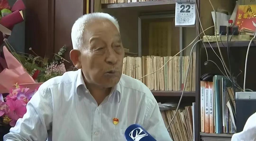 1996年，警察来到一位老人家里，要求他交出持有的枪支，老人却说：“这是粟裕将军