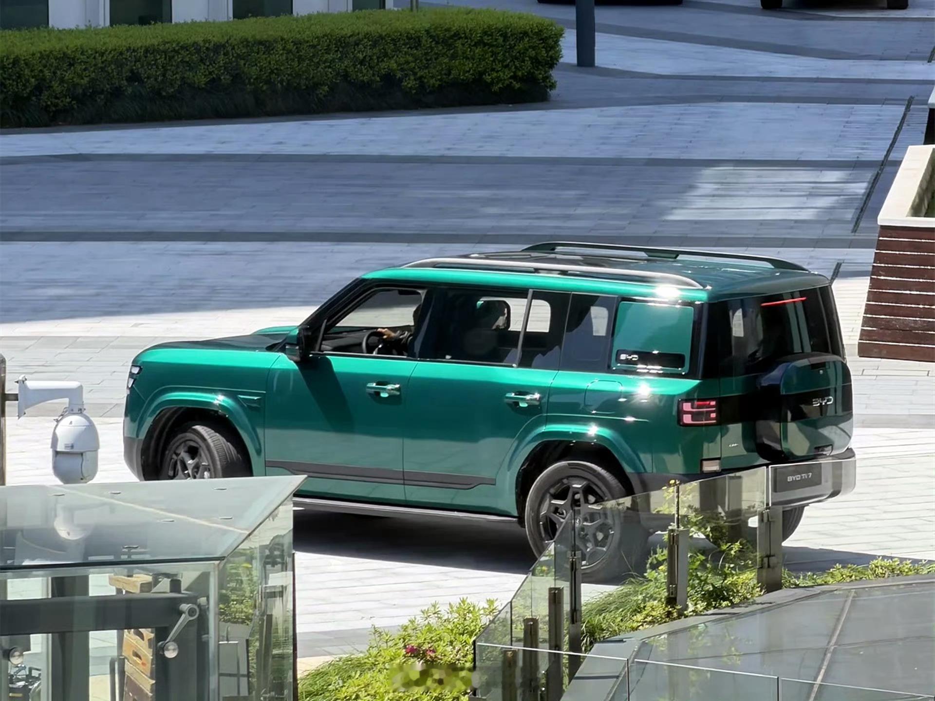 出口到海外的方程豹钛7，挂的是比亚迪标，这绿色的版本是真帅啊感觉不输几年前的比亚