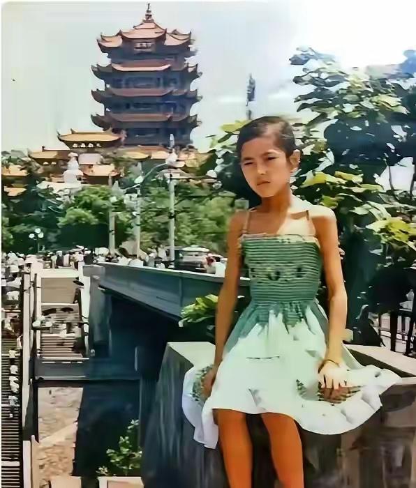 照片中这位小女孩，聪明可爱，清秀灵气。万万没想到，多年以后，她会成为家喻户晓的大