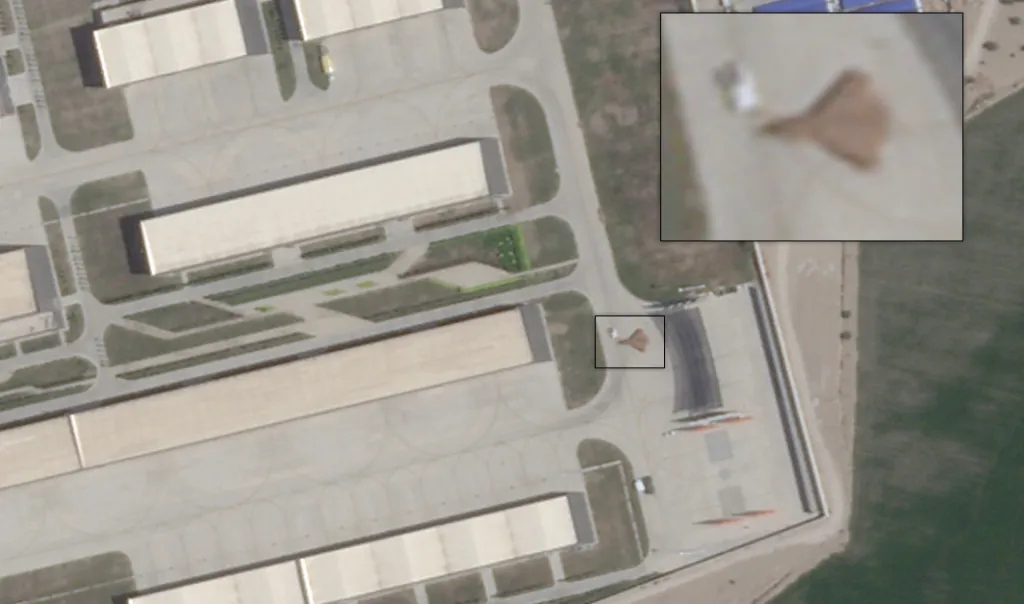 某型无人制空作战飞机又被外国卫星发现了 [并不简单]不知是图二三种中的哪一种，跟